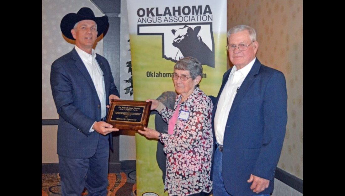 Mike Frey (left) with the Oklahoma Angus Association presents Gwen and Jerry Martin with the Mr. Oklahoma Angus Award. —Photo courtesy Oklahoma Angus Association